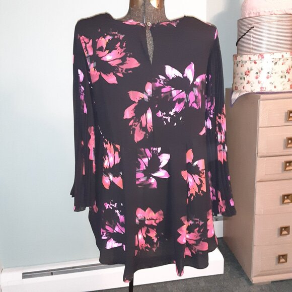 VINCE CAMUTO LADIES BLOUSE TOP ACCORDION SLEEVES LARGE BLACK W/RED & PINK FLOWER - Picture 3 of 5